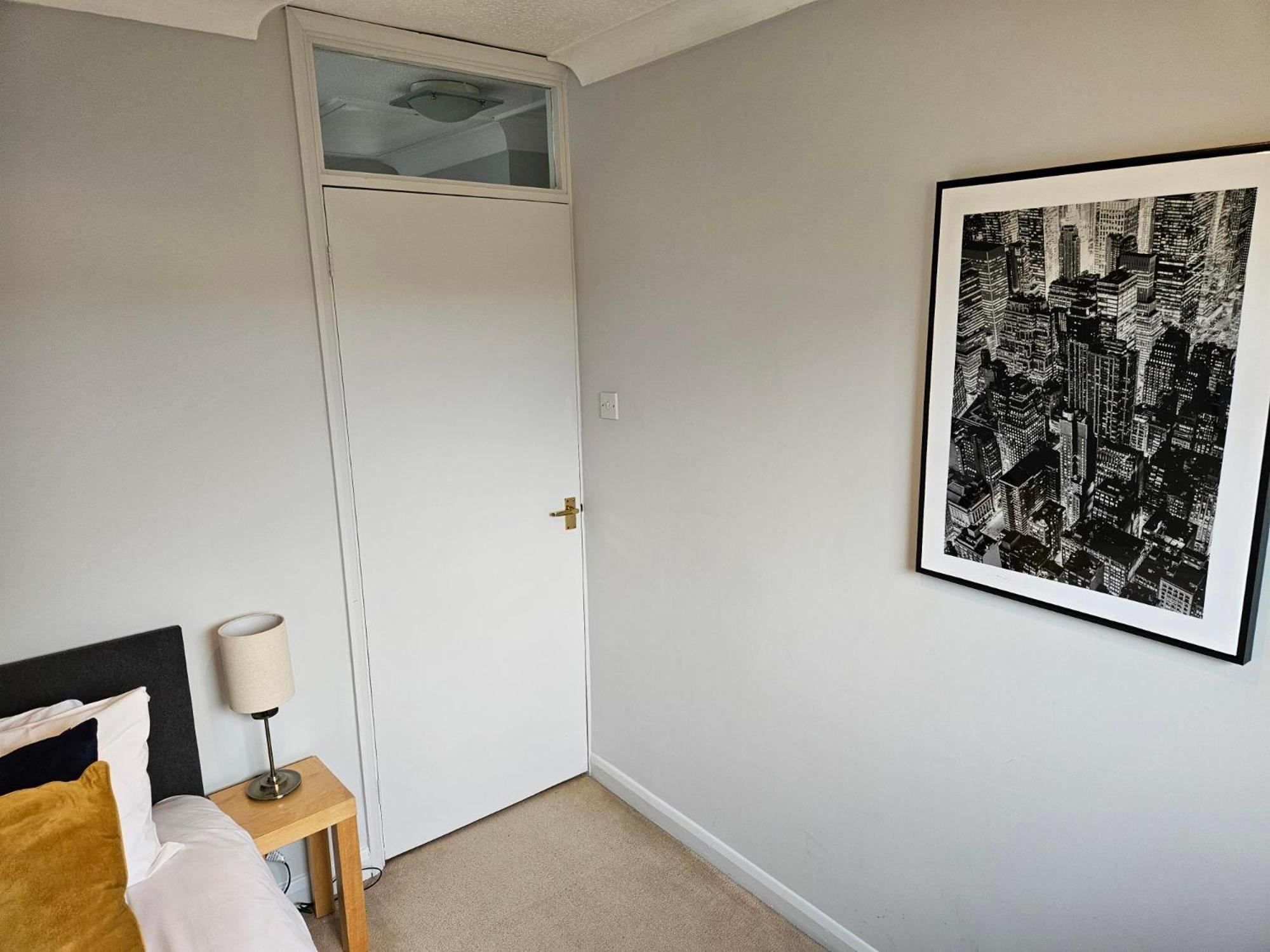 Redcot Gardens Stamford 4 Bed Contractor Familt Home With Parking Exterior photo