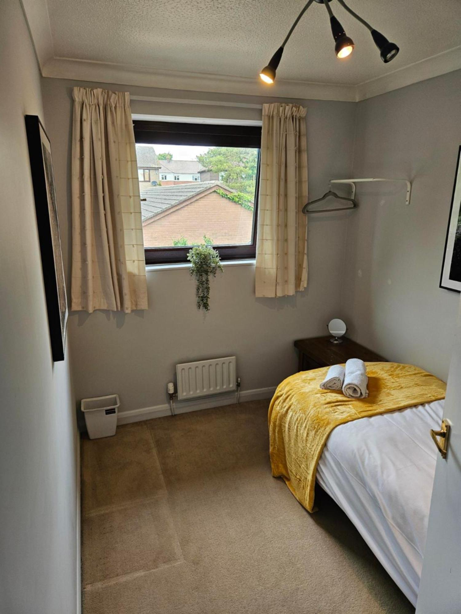 Redcot Gardens Stamford 4 Bed Contractor Familt Home With Parking Exterior photo